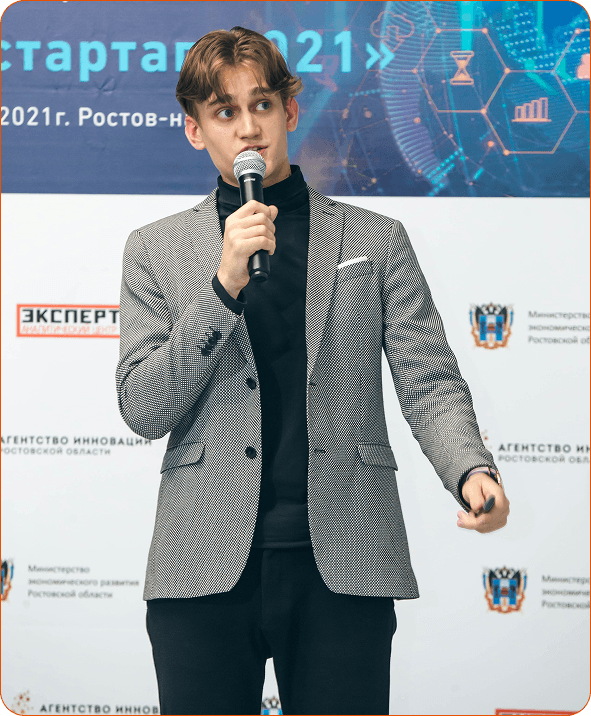 Даниил Лаптев выступает на мероприятии
